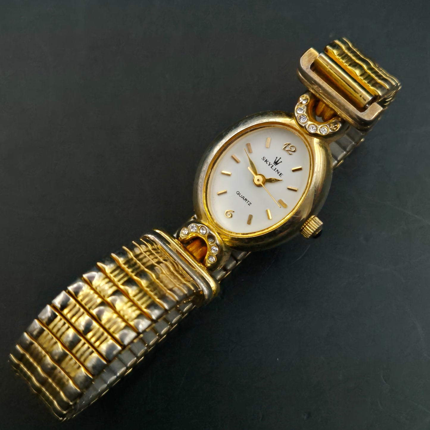 Skyline Damen Uhr – Goldene Vintage Uhr mit Strass und Edelstahlarmband