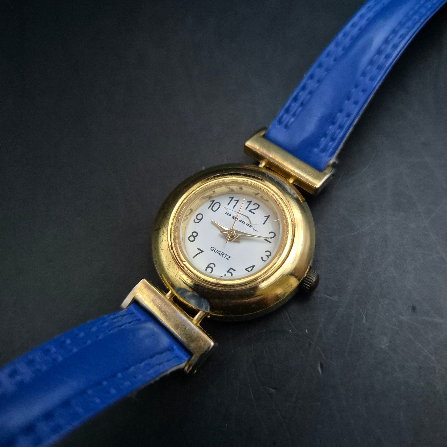 PEARL Damen Uhr – Goldfarbenes Gehäuse mit blauem Armband