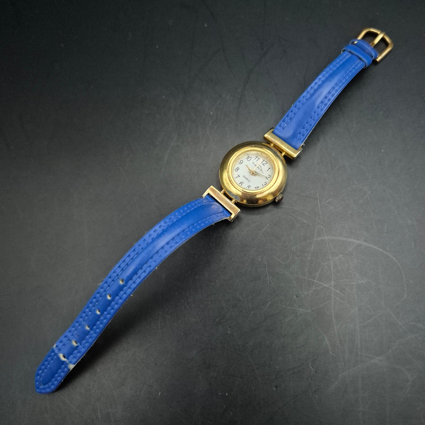 PEARL Damen Uhr – Goldfarbenes Gehäuse mit blauem Armband