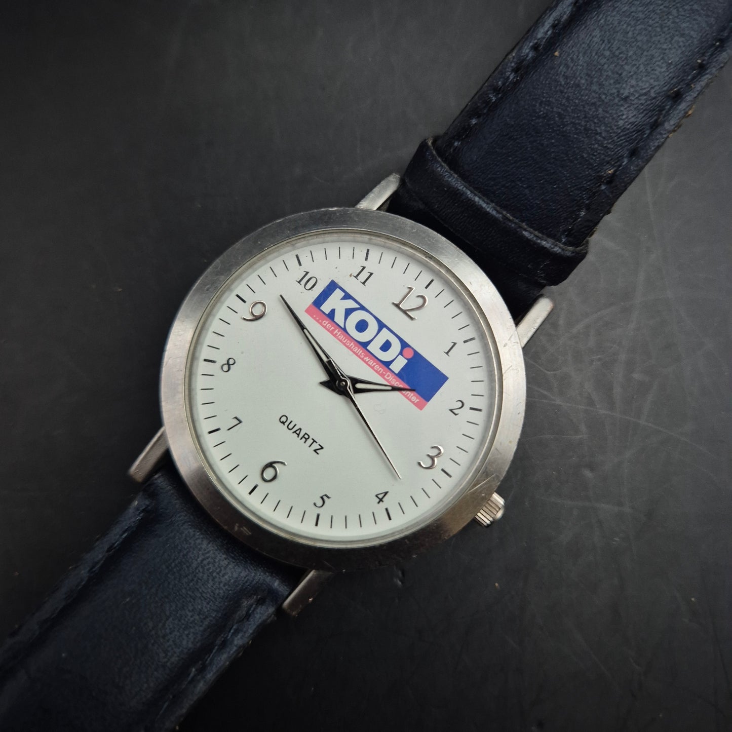 Schlichte KODi Herren Uhr – Werbeuhr mit Lederarmband