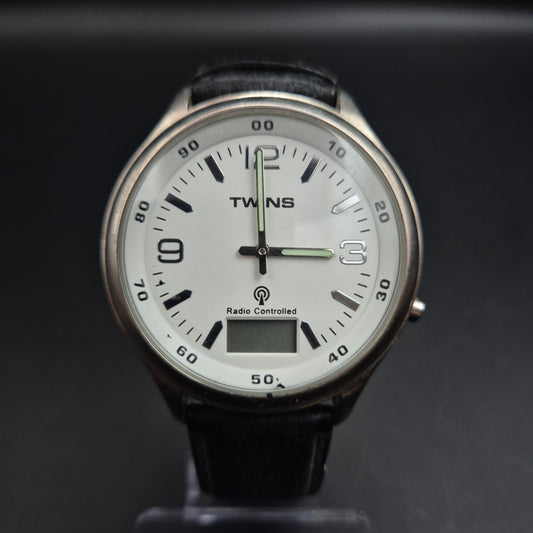 TWINS Herren Uhr – Funkgesteuert mit Digitalanzeige & Lederarmband