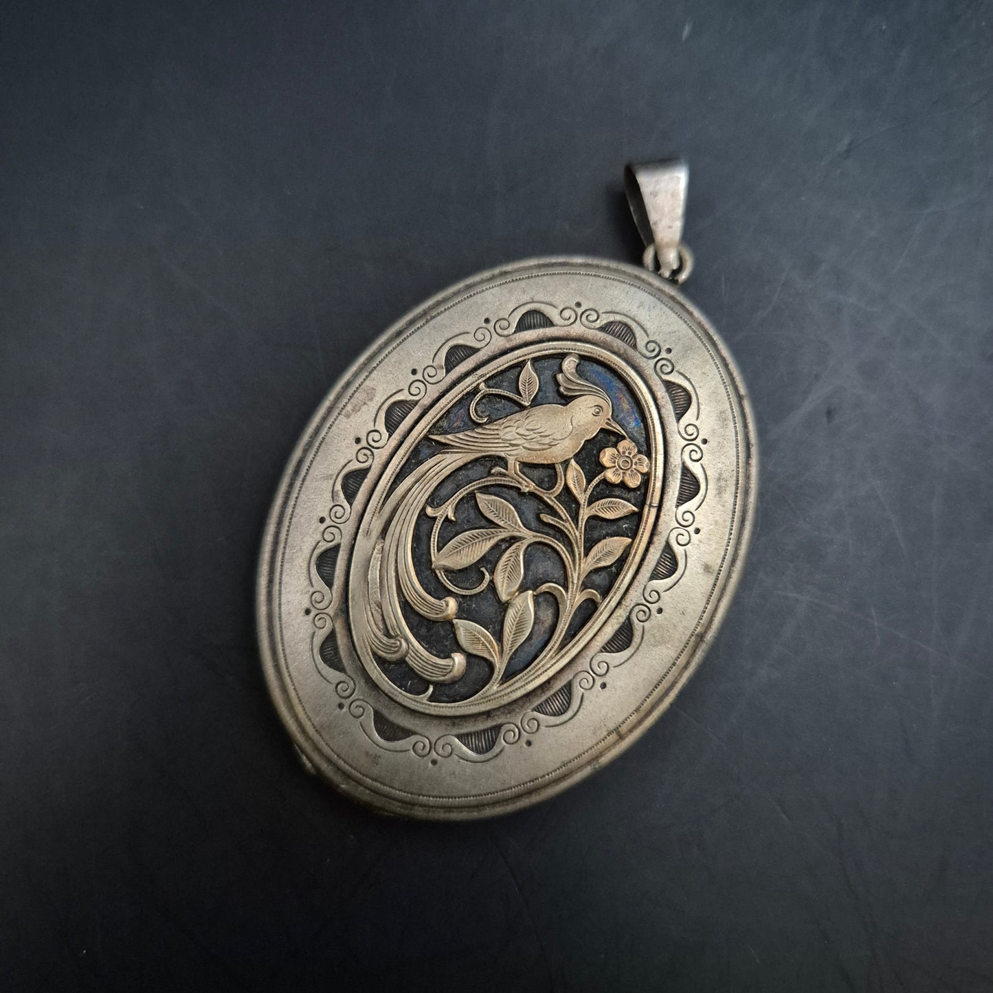 Antiker Medaillon Anhänger aus Silber – Vogelmotiv im Jugendstil