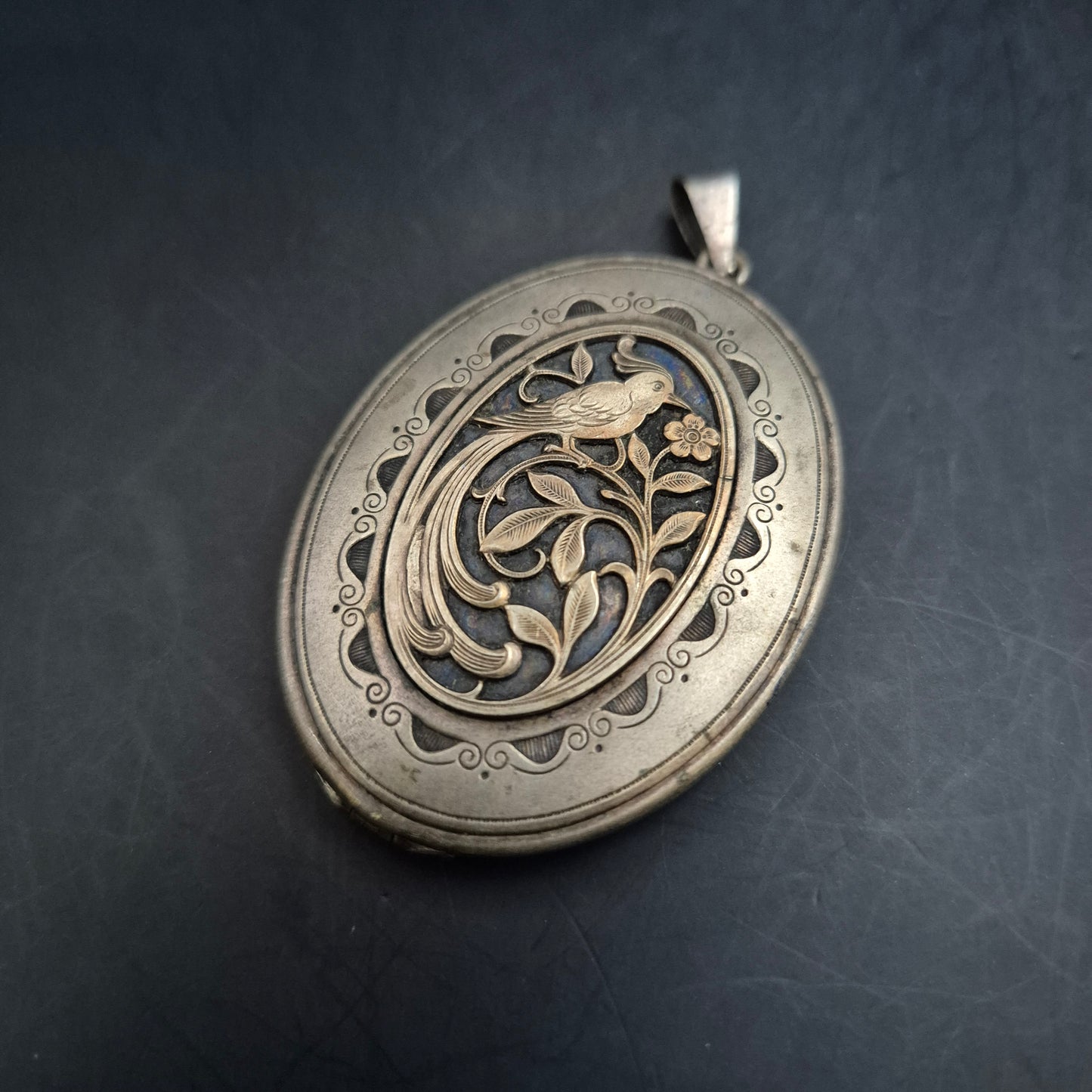 Antiker Medaillon Anhänger aus Silber – Vogelmotiv im Jugendstil
