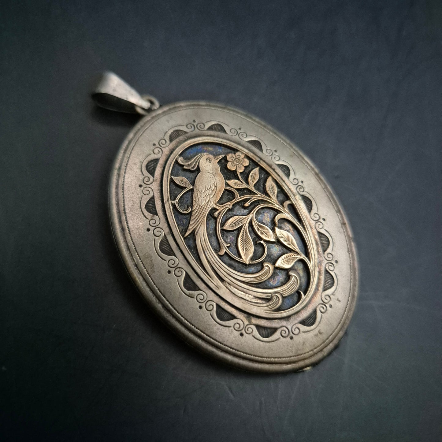 Antiker Medaillon Anhänger aus Silber – Vogelmotiv im Jugendstil