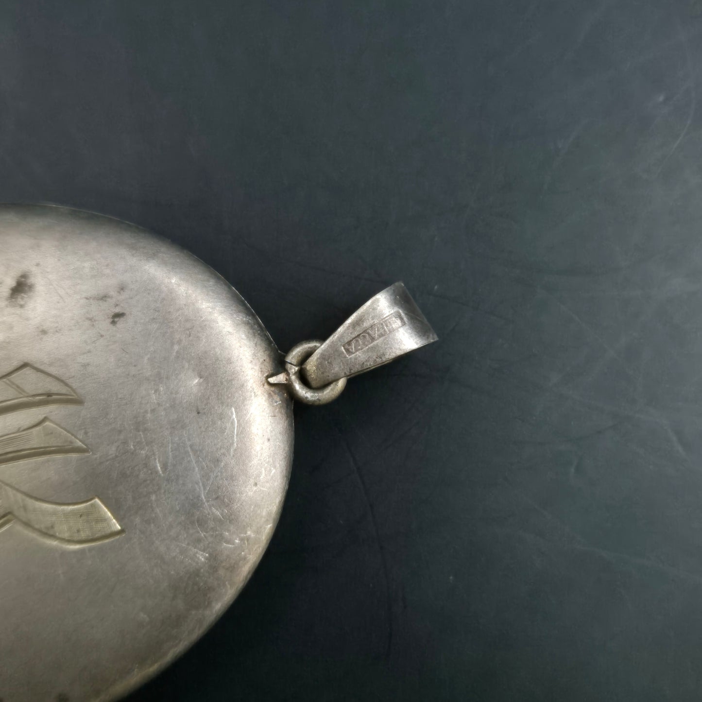 Antiker Medaillon Anhänger aus Silber – Vogelmotiv im Jugendstil