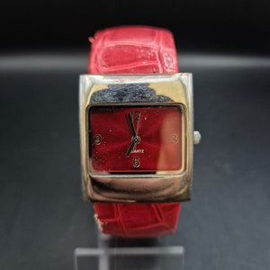 Moderne Damen Uhr mit rotem Lederarmband und rechteckigem Gehäuse