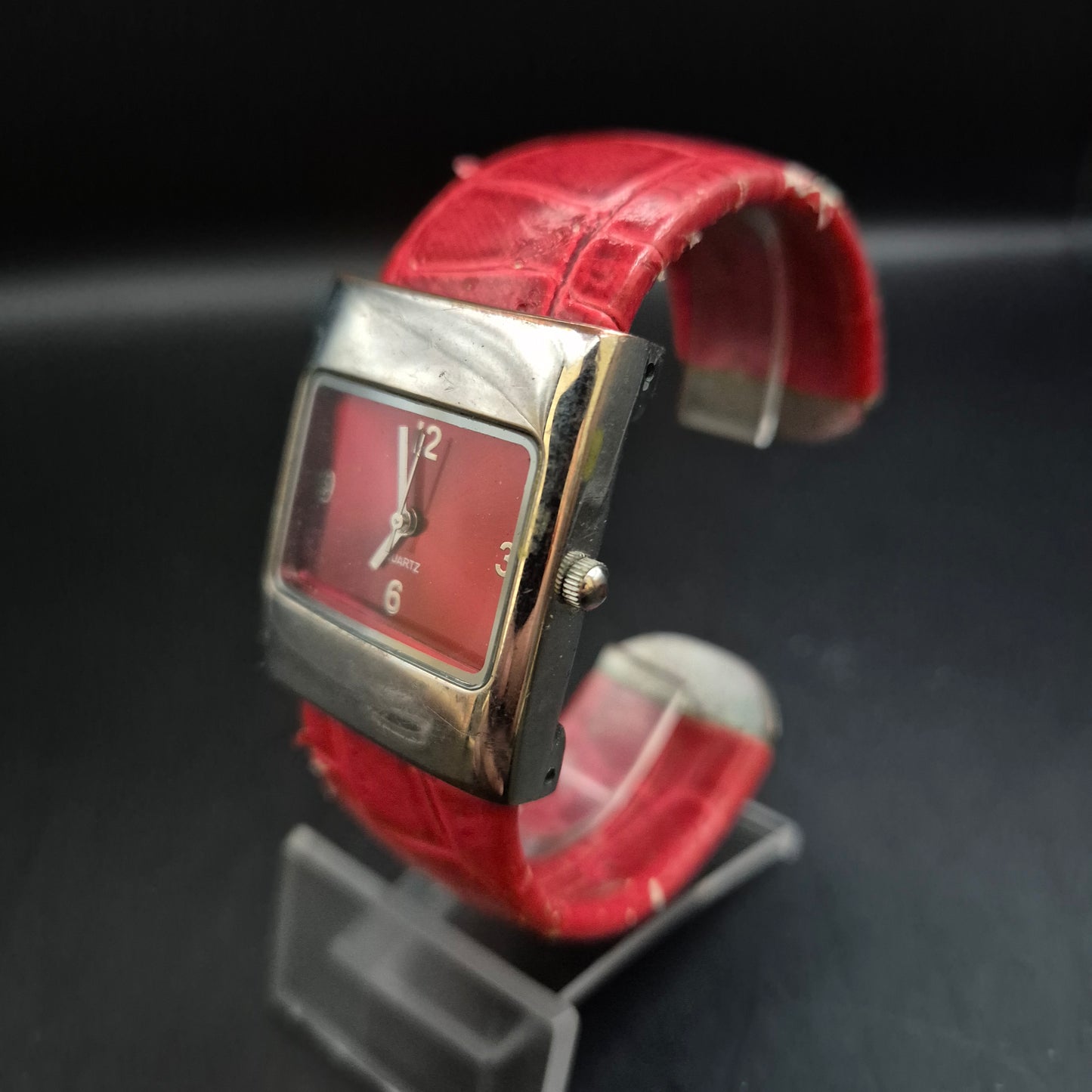 Moderne Damen Uhr mit rotem Lederarmband und rechteckigem Gehäuse