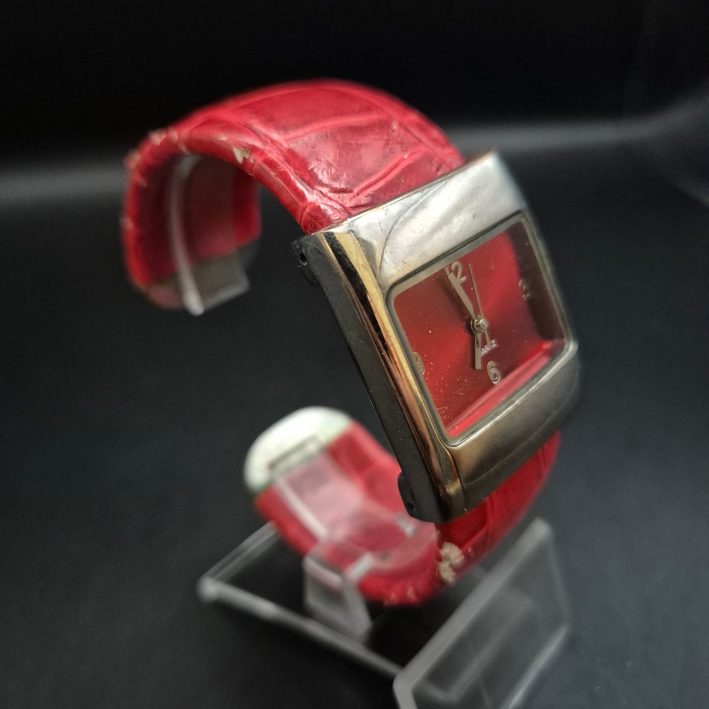 Moderne Damen Uhr mit rotem Lederarmband und rechteckigem Gehäuse
