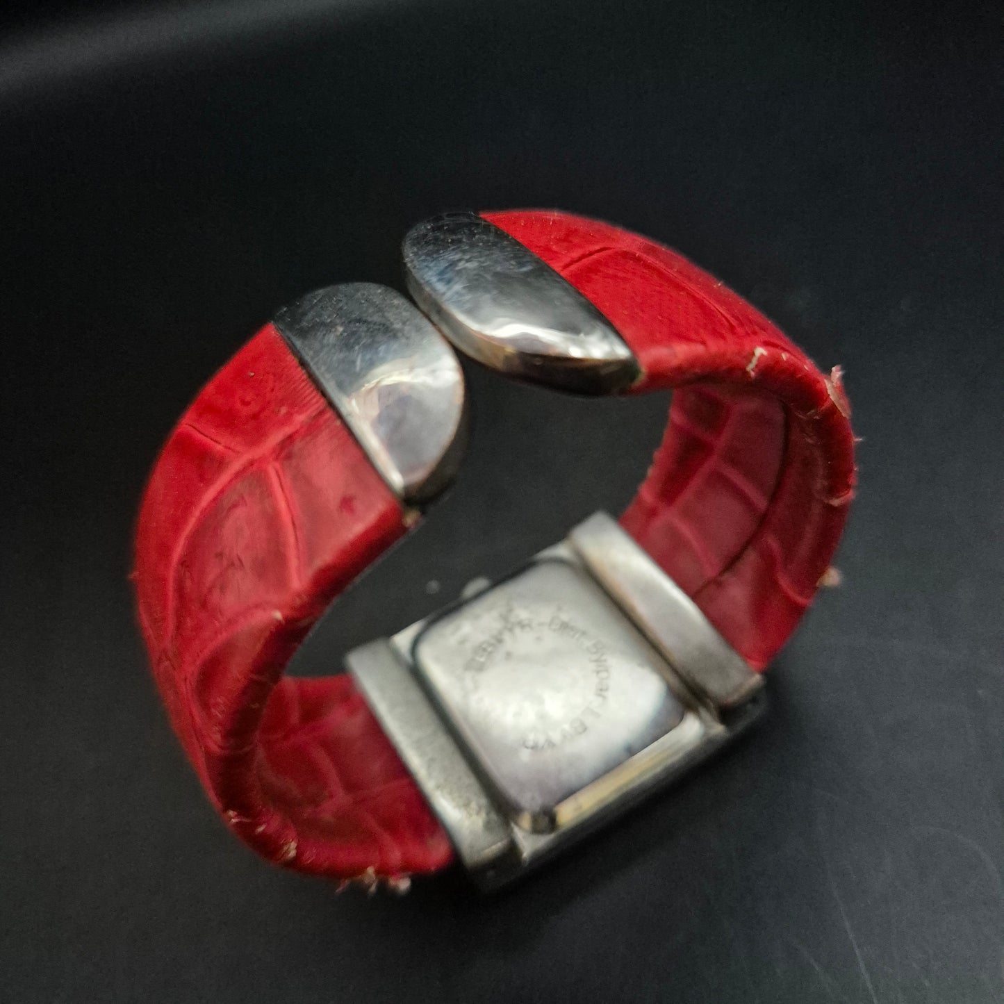 Moderne Damen Uhr mit rotem Lederarmband und rechteckigem Gehäuse