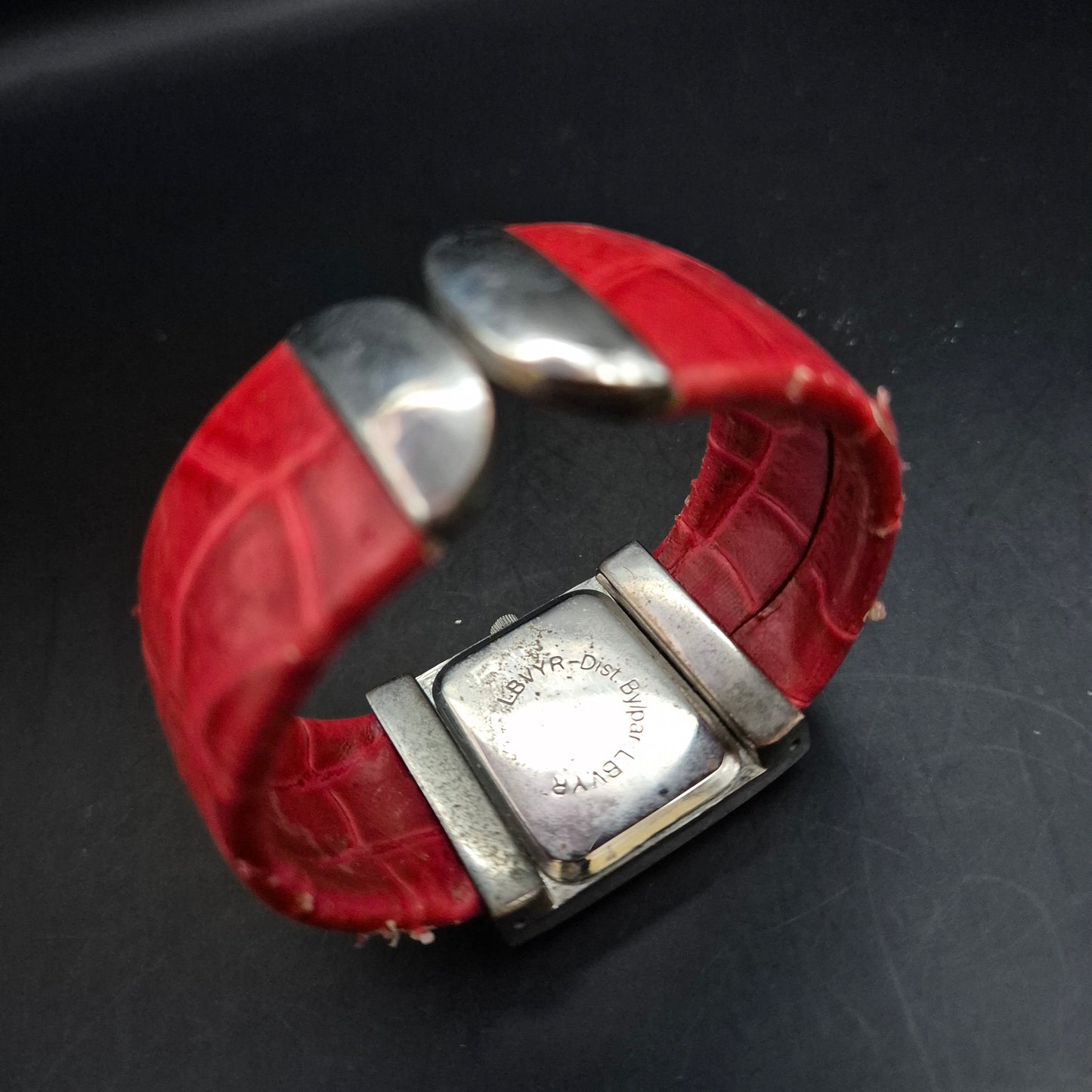 Moderne Damen Uhr mit rotem Lederarmband und rechteckigem Gehäuse