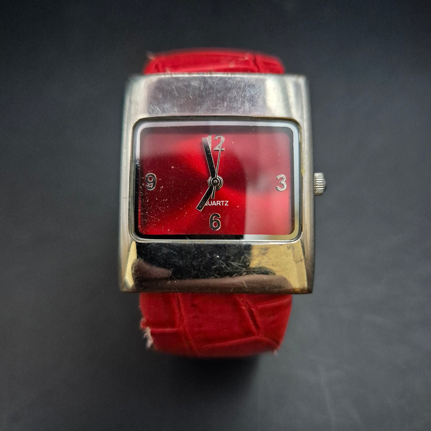 Moderne Damen Uhr mit rotem Lederarmband und rechteckigem Gehäuse