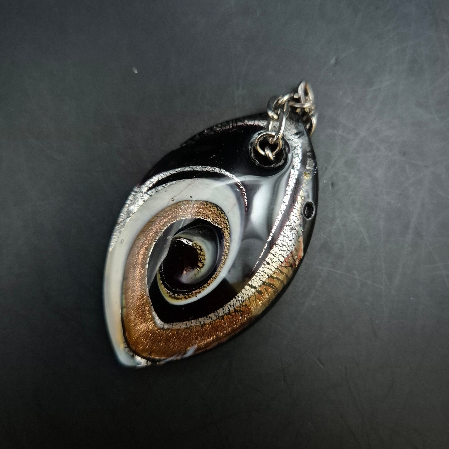 Vintage Glasanhänger mit goldener Spirale