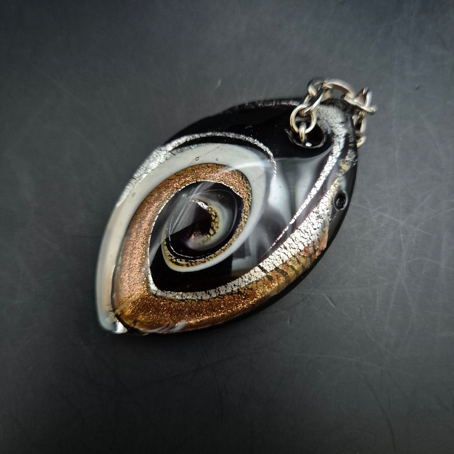 Vintage Glasanhänger mit goldener Spirale