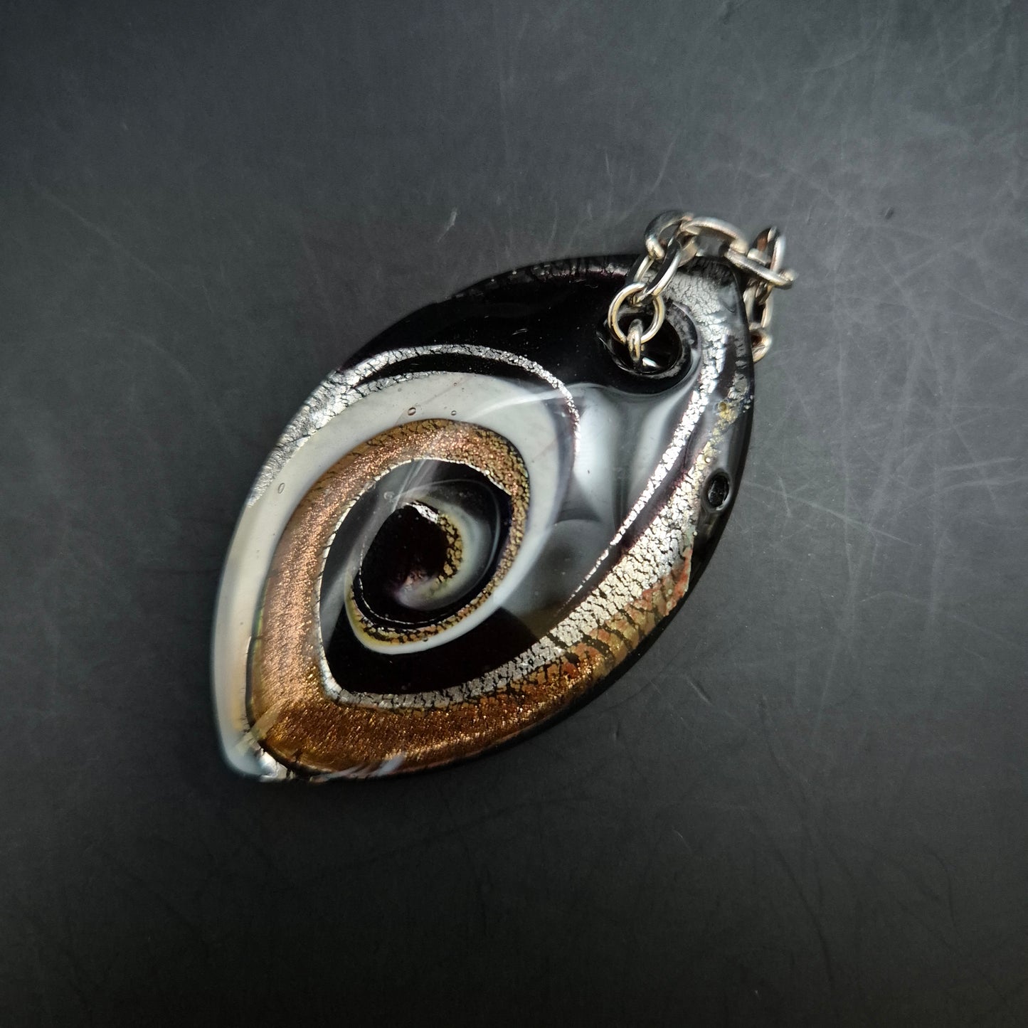 Vintage Glasanhänger mit goldener Spirale