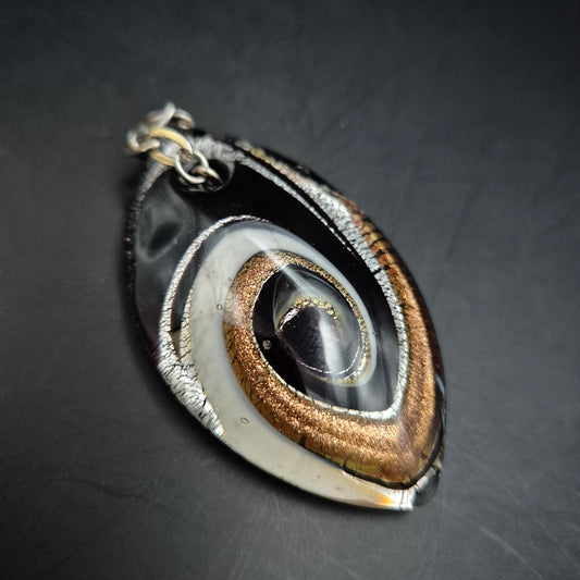 Vintage Glasanhänger mit goldener Spirale