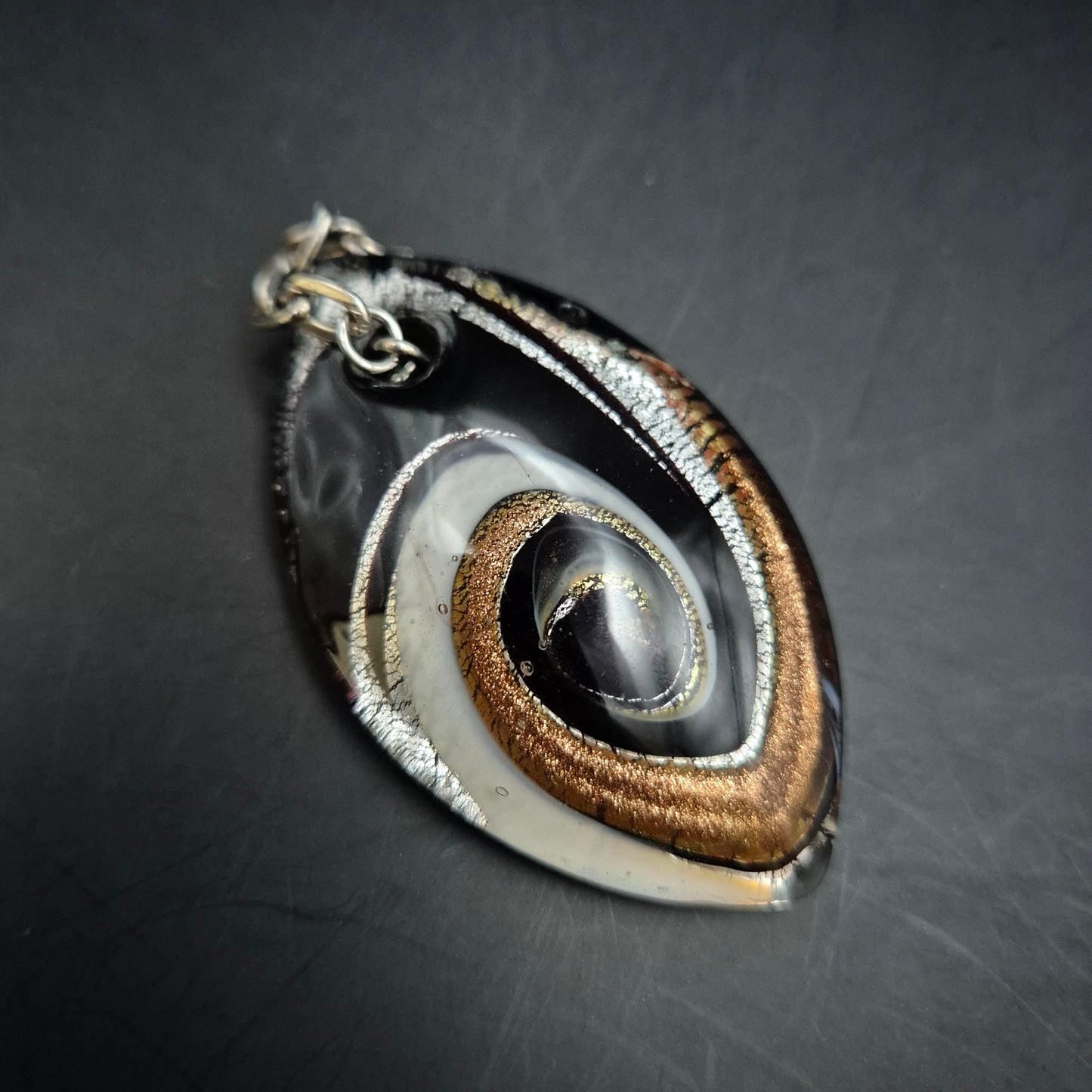 Vintage Glasanhänger mit goldener Spirale