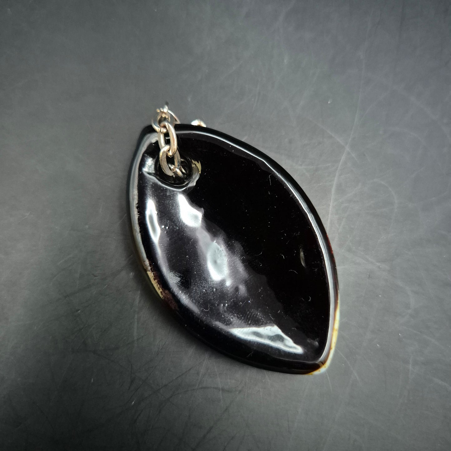 Vintage Glasanhänger mit goldener Spirale