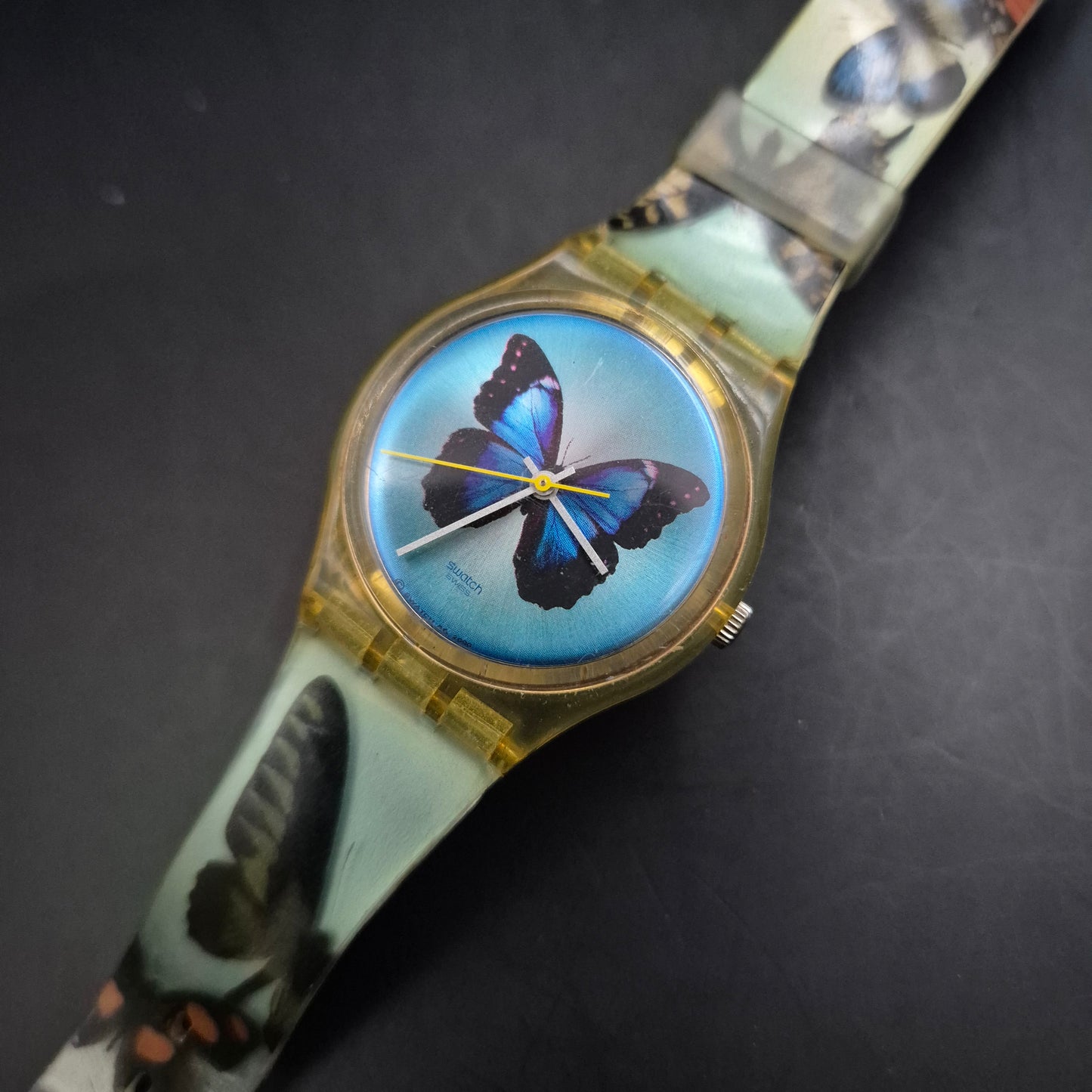 Swatch Damen Uhr mit Schmetterlingsmotiv – Buntes 90er Design