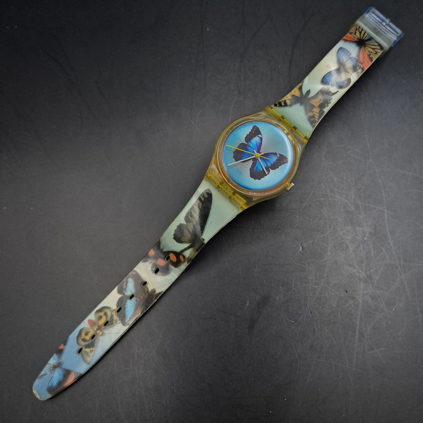 Swatch Damen Uhr mit Schmetterlingsmotiv – Buntes 90er Design
