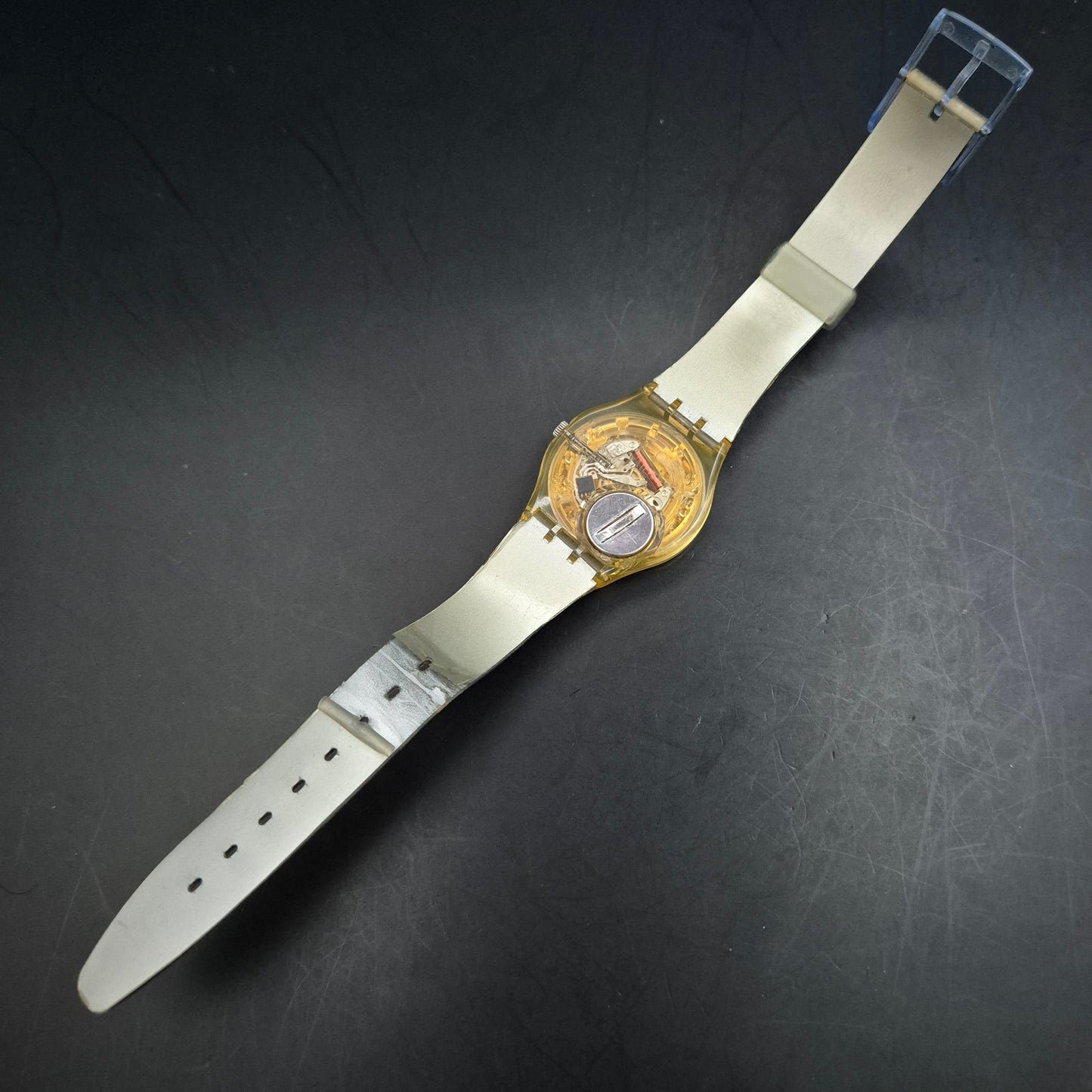 Swatch Damen Uhr mit Schmetterlingsmotiv – Buntes 90er Design