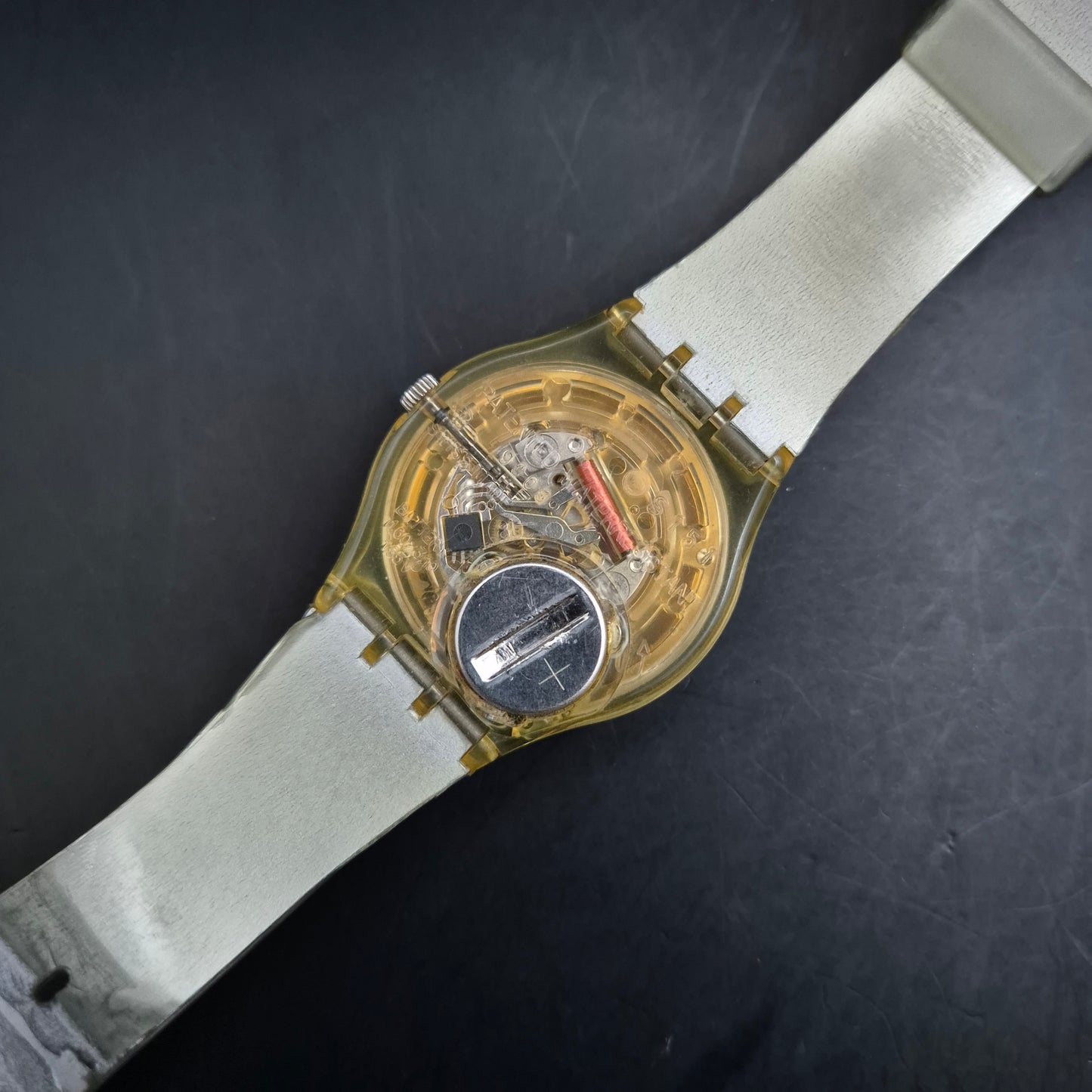 Swatch Damen Uhr mit Schmetterlingsmotiv – Buntes 90er Design