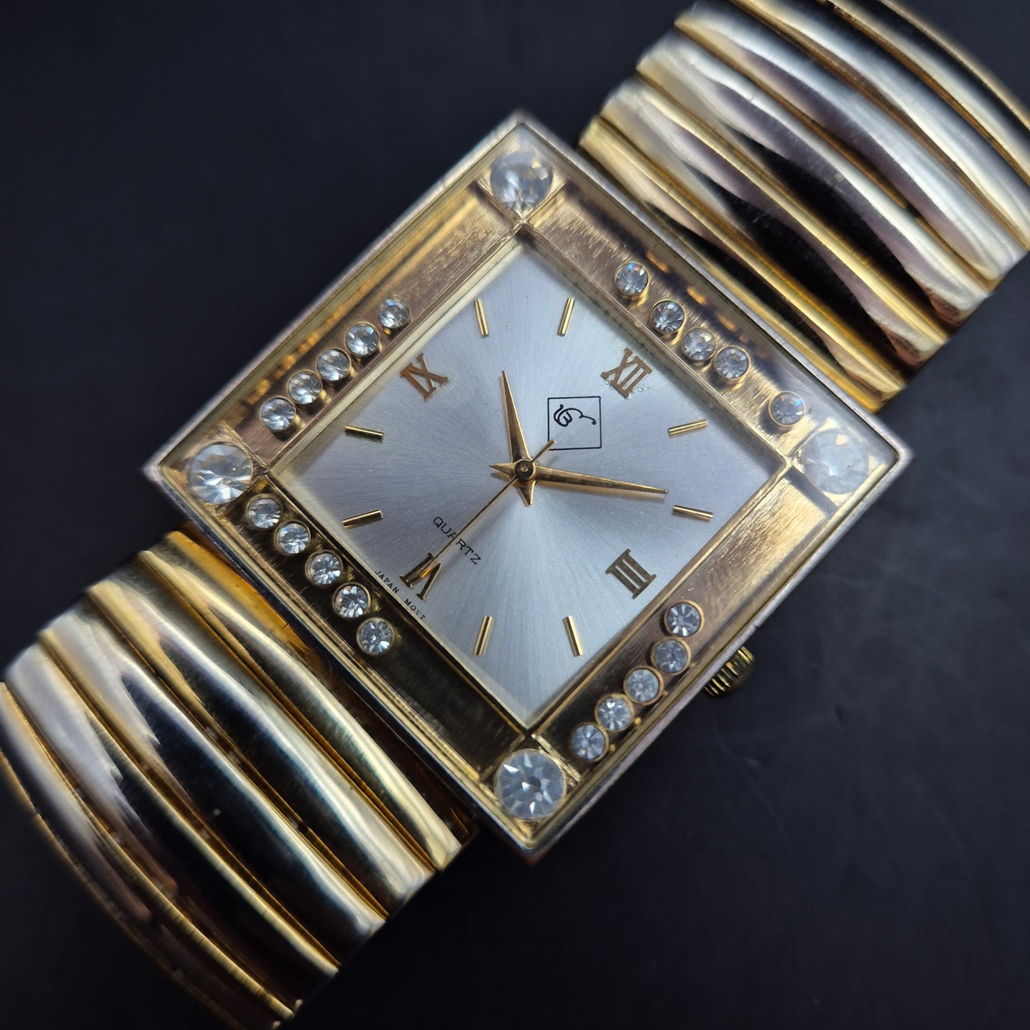 Glamouröse Damen Uhr – Quadratisches Design mit Strass