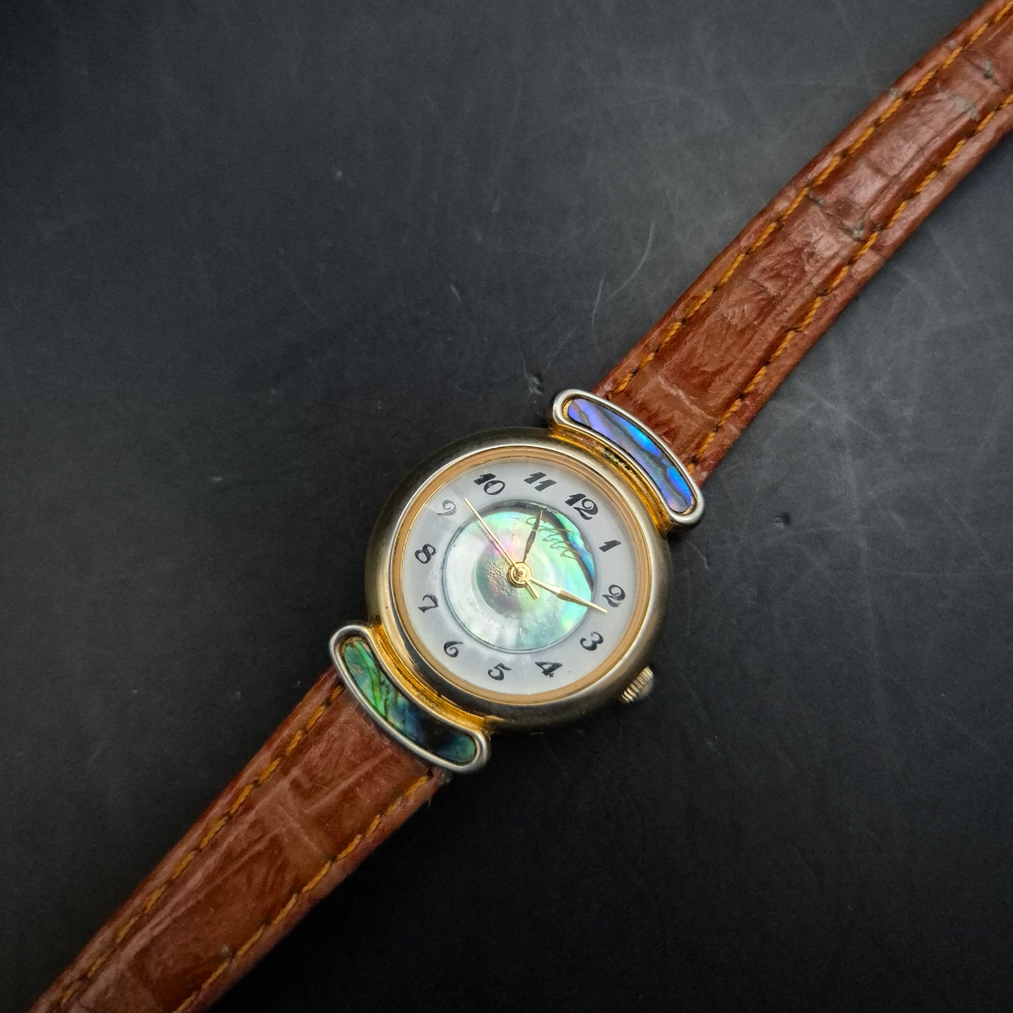 Elegante Damen Uhr – Perlmut-Zifferblatt und Abalone Akzente (Armband defekt)