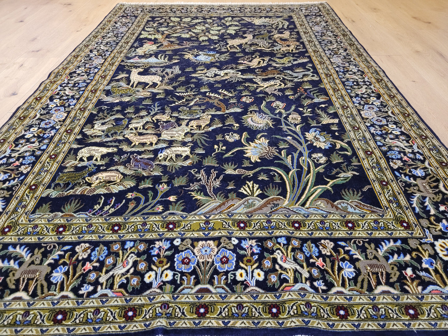 Keshan Teppich Korkwolle Tiermotive feine Knüpfung 215 × 135 cm