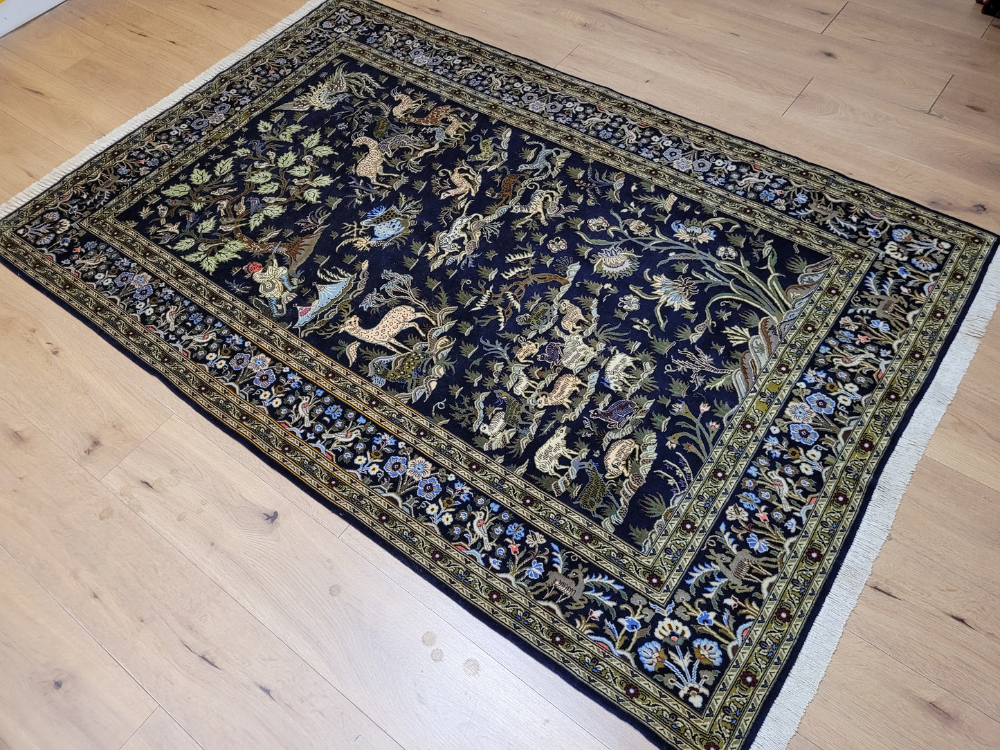 Keshan Teppich Korkwolle Tiermotive feine Knüpfung 215 × 135 cm