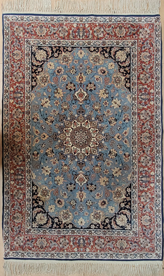 Isfahan Teppich Seide fein hellblaues Medaillon 164x107 cm