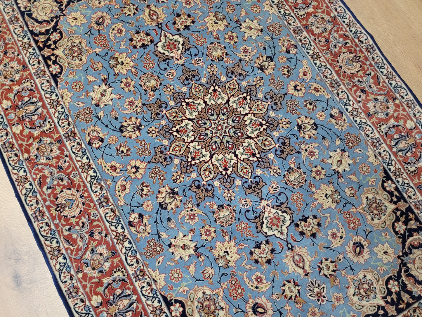 Isfahan Teppich Seide fein hellblaues Medaillon 164x107 cm