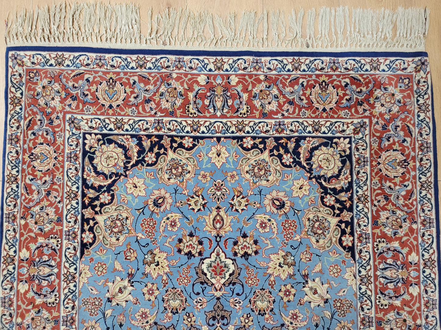Isfahan Teppich Seide fein hellblaues Medaillon 164x107 cm