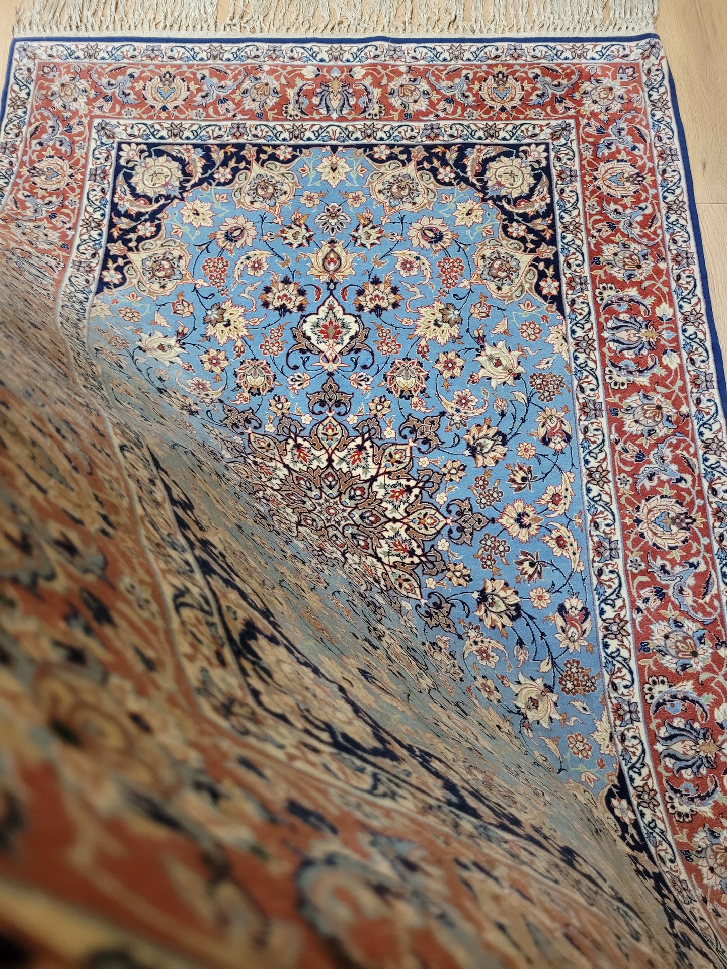 Isfahan Teppich Seide fein hellblaues Medaillon 164x107 cm