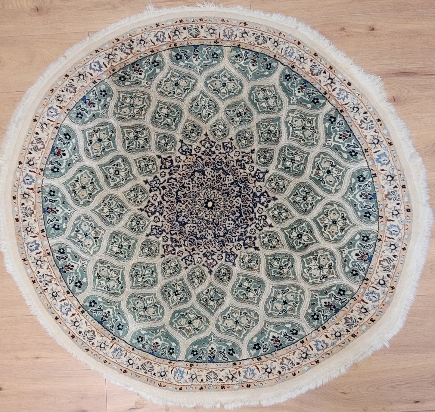 Nain Teppich rund mit Seide fein hellgrün 140 cm