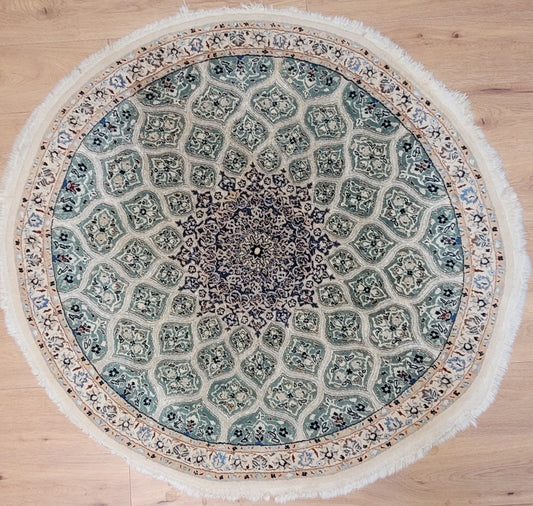 Nain Teppich rund mit Seide fein hellgrün 140 cm