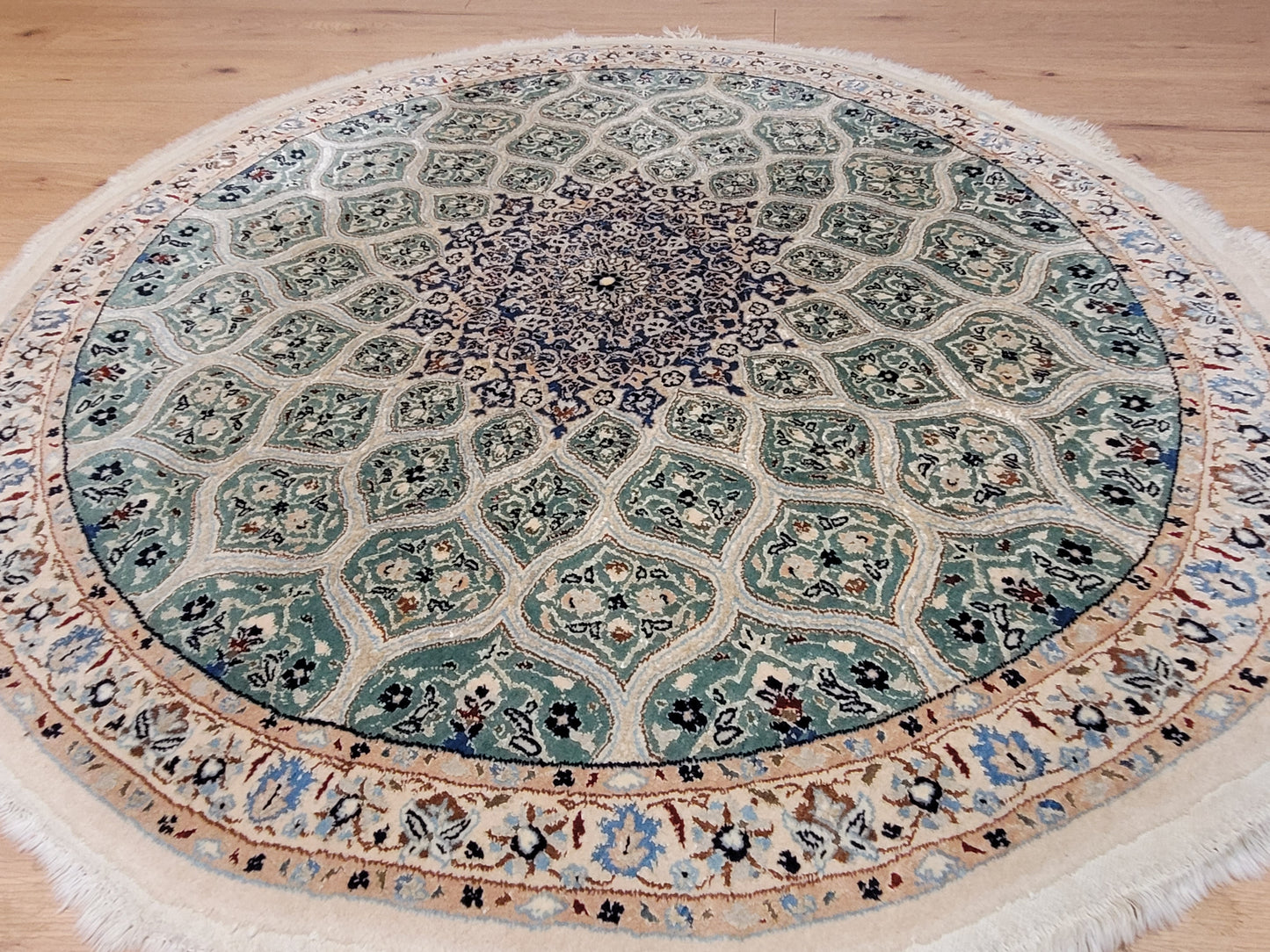 Nain Teppich rund mit Seide fein hellgrün 140 cm