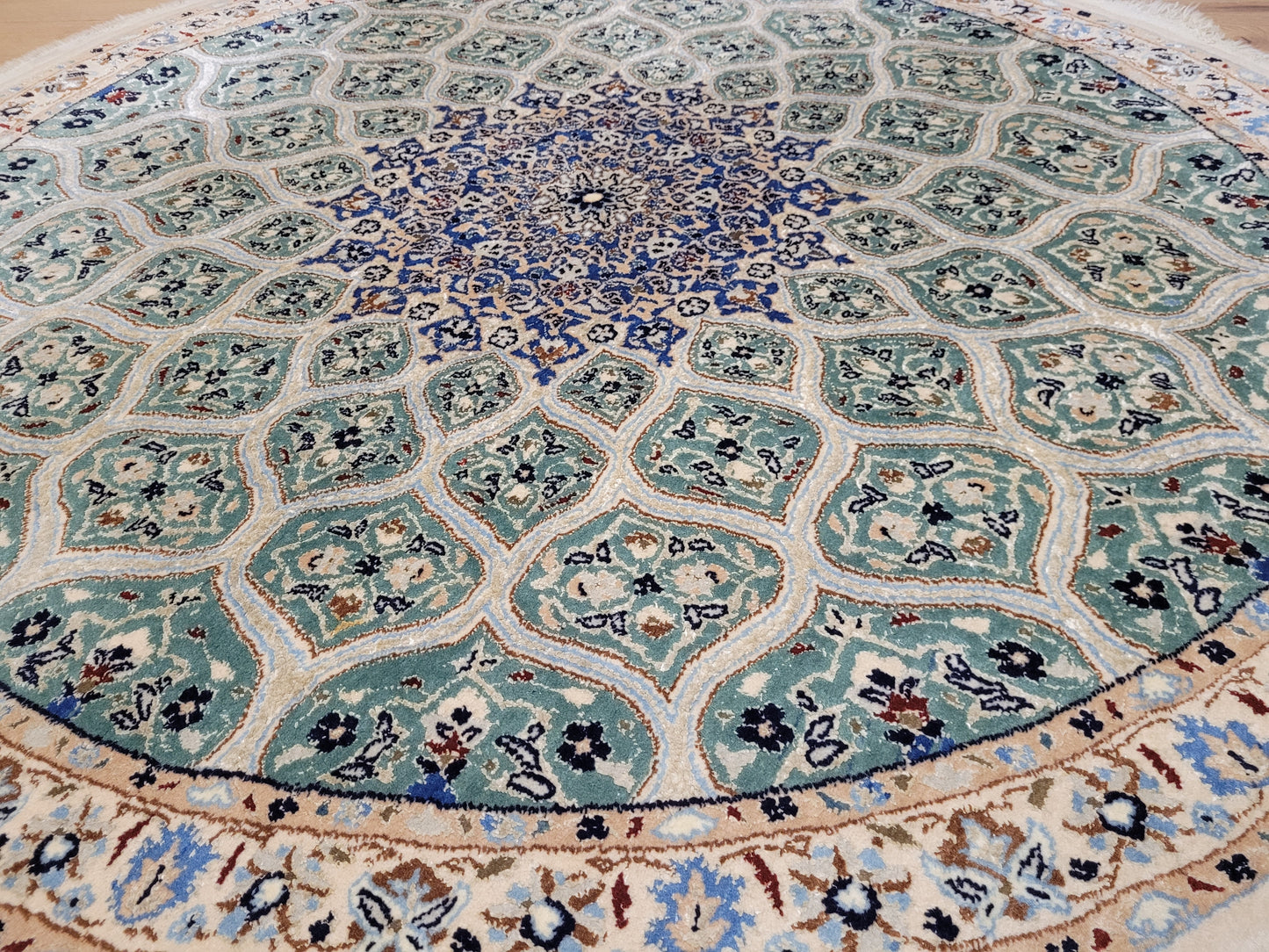 Nain Teppich rund mit Seide fein hellgrün 140 cm