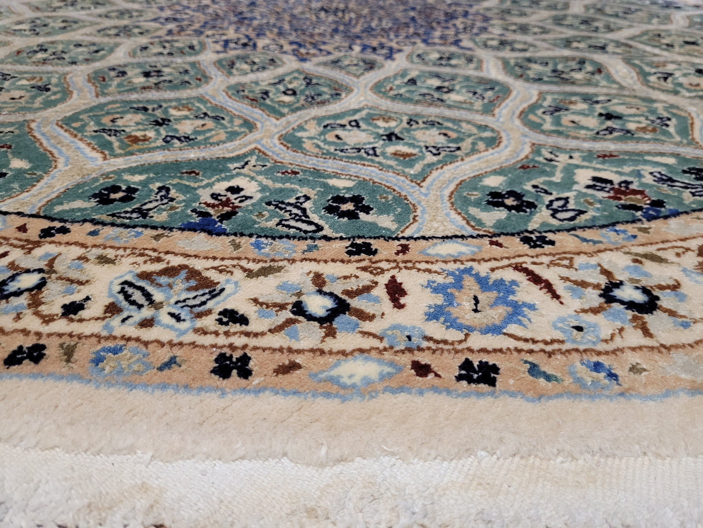 Nain Teppich rund mit Seide fein hellgrün 140 cm