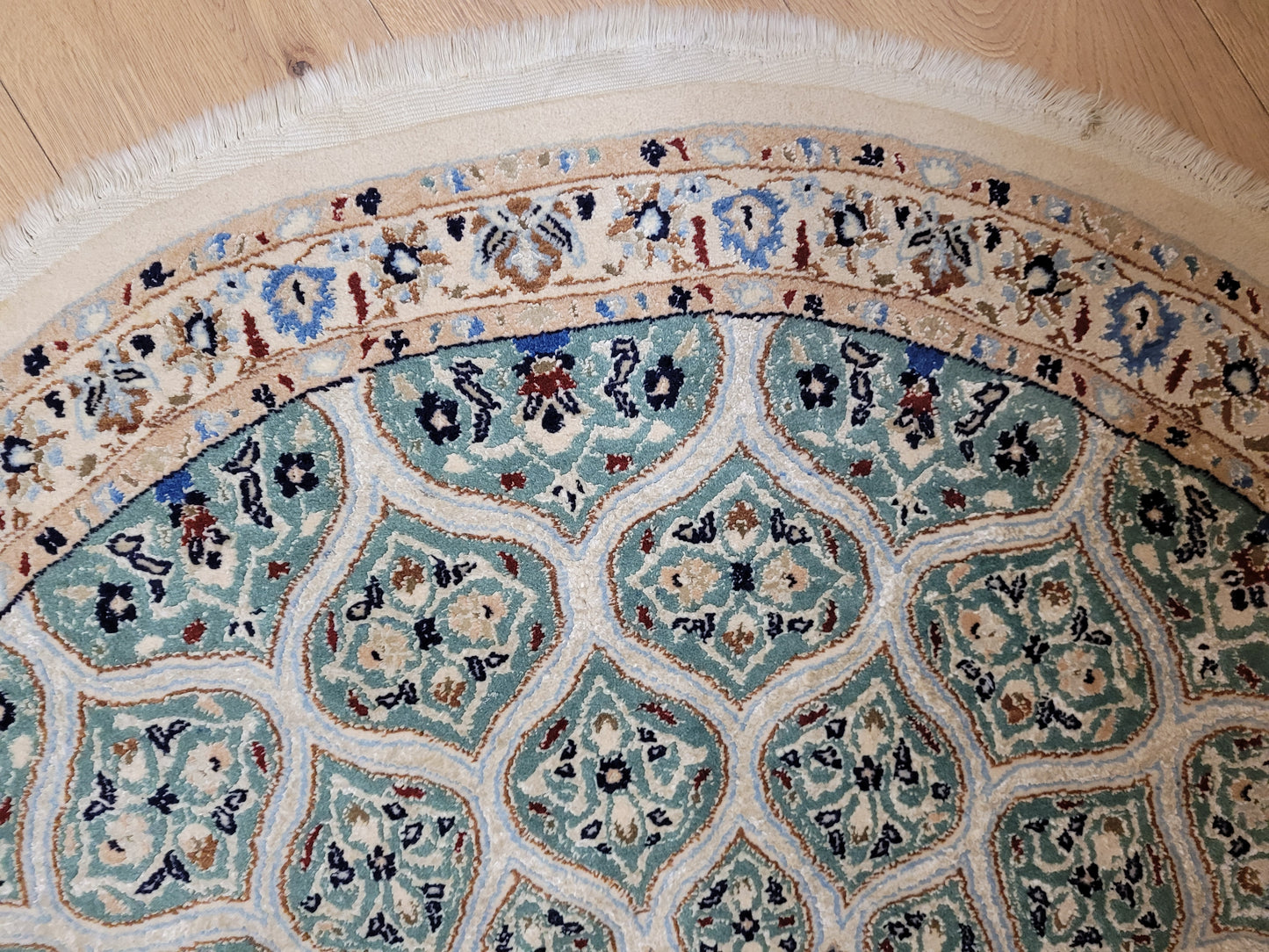 Nain Teppich rund mit Seide fein hellgrün 140 cm