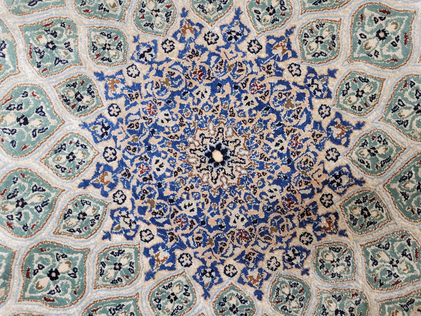 Nain Teppich rund mit Seide fein hellgrün 140 cm