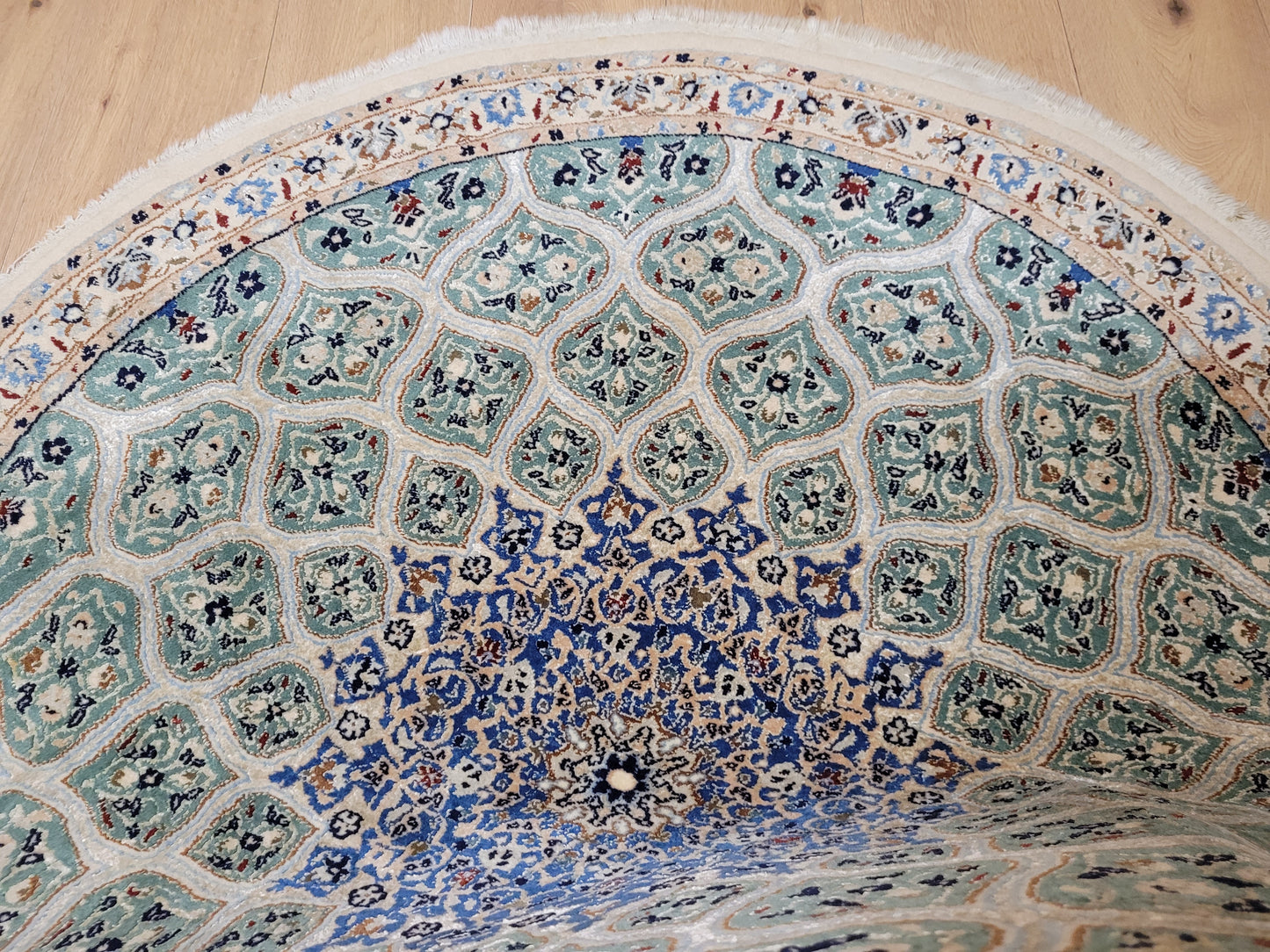 Nain Teppich rund mit Seide fein hellgrün 140 cm