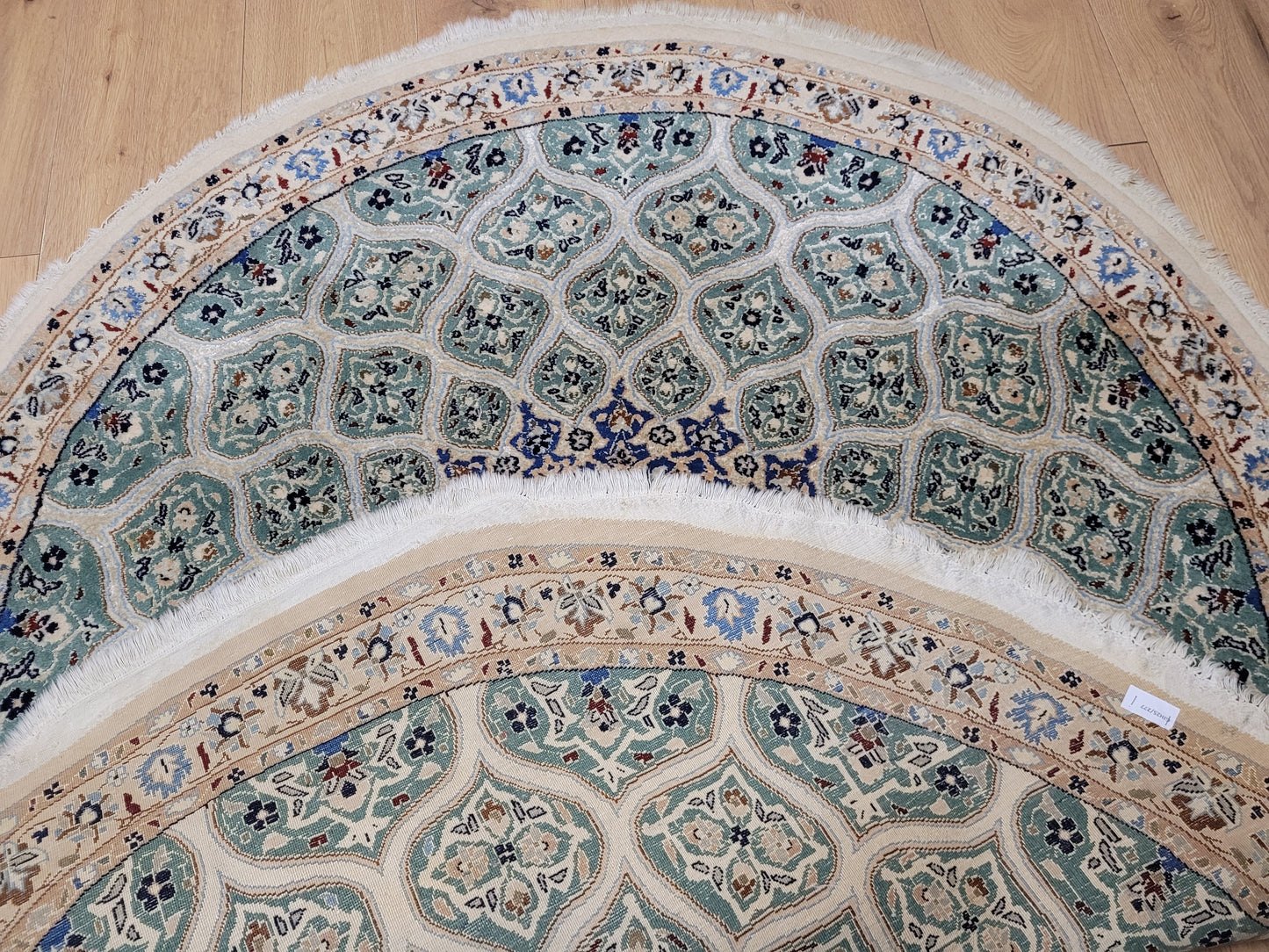 Nain Teppich rund mit Seide fein hellgrün 140 cm