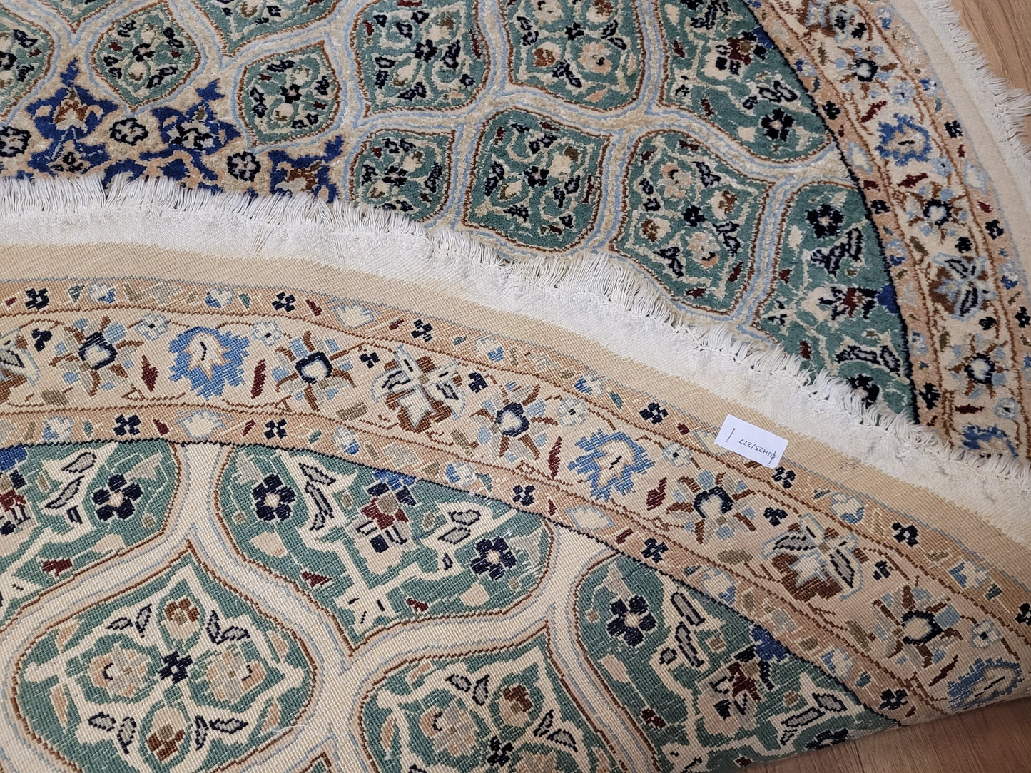 Nain Teppich rund mit Seide fein hellgrün 140 cm