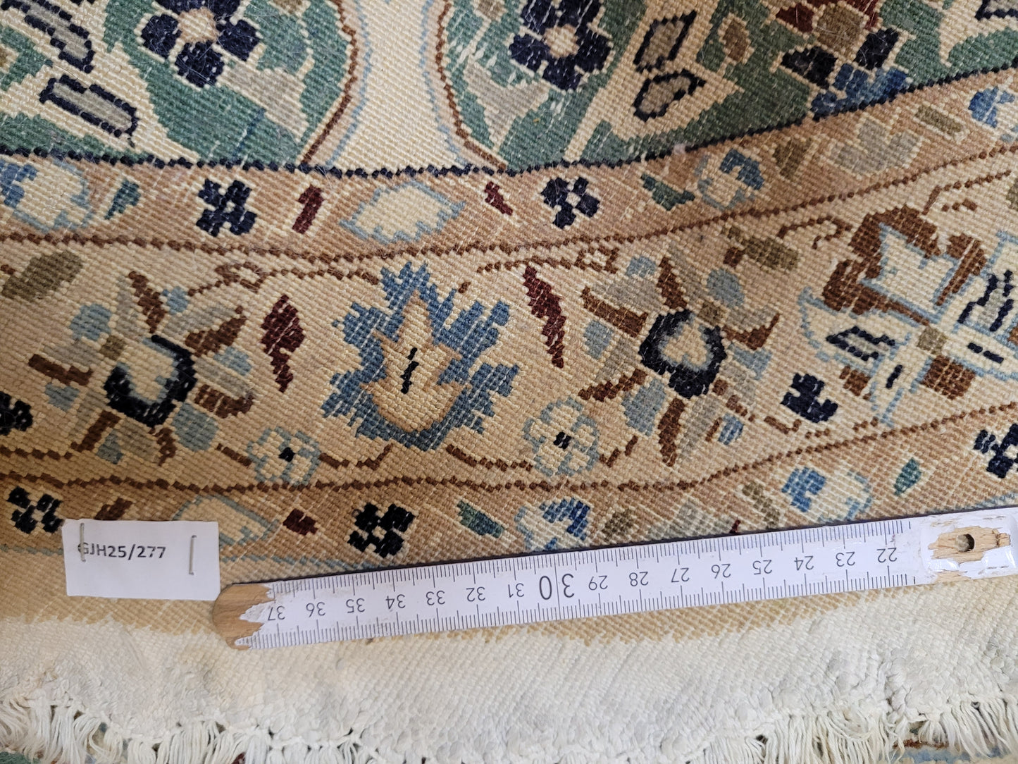 Nain Teppich rund mit Seide fein hellgrün 140 cm