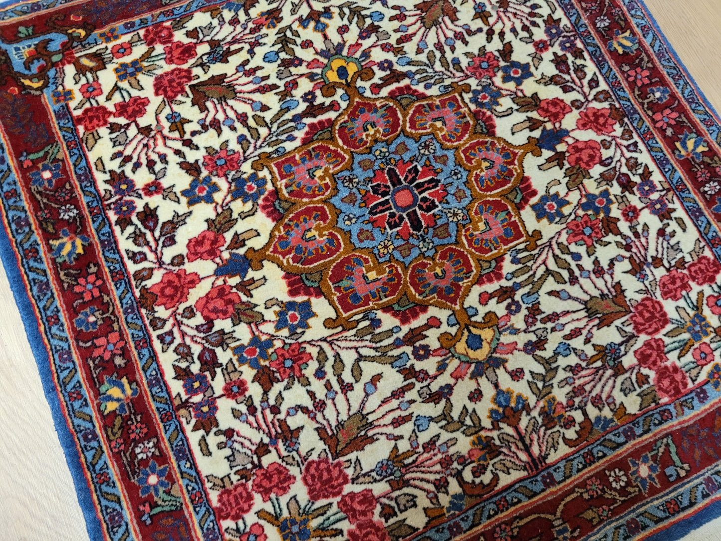 Djosan Sarough Teppich Korkwolle florales Medaillon 205x138 cm