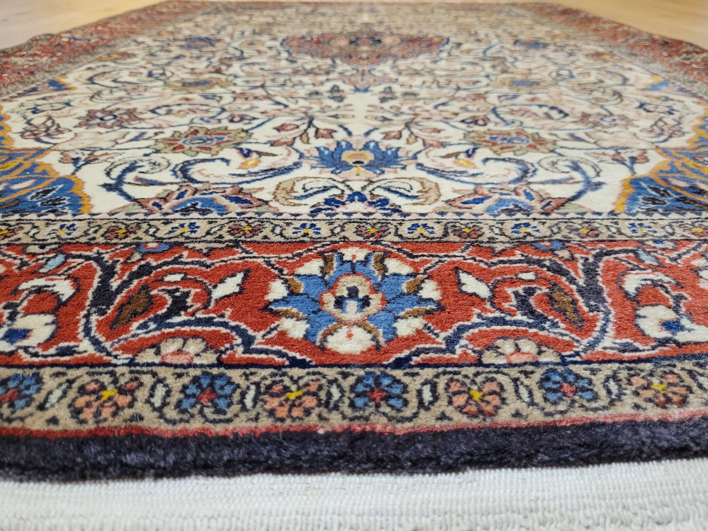 Ghom Seidenteppich feine Knüpfung florales Medaillon 155x105 cm