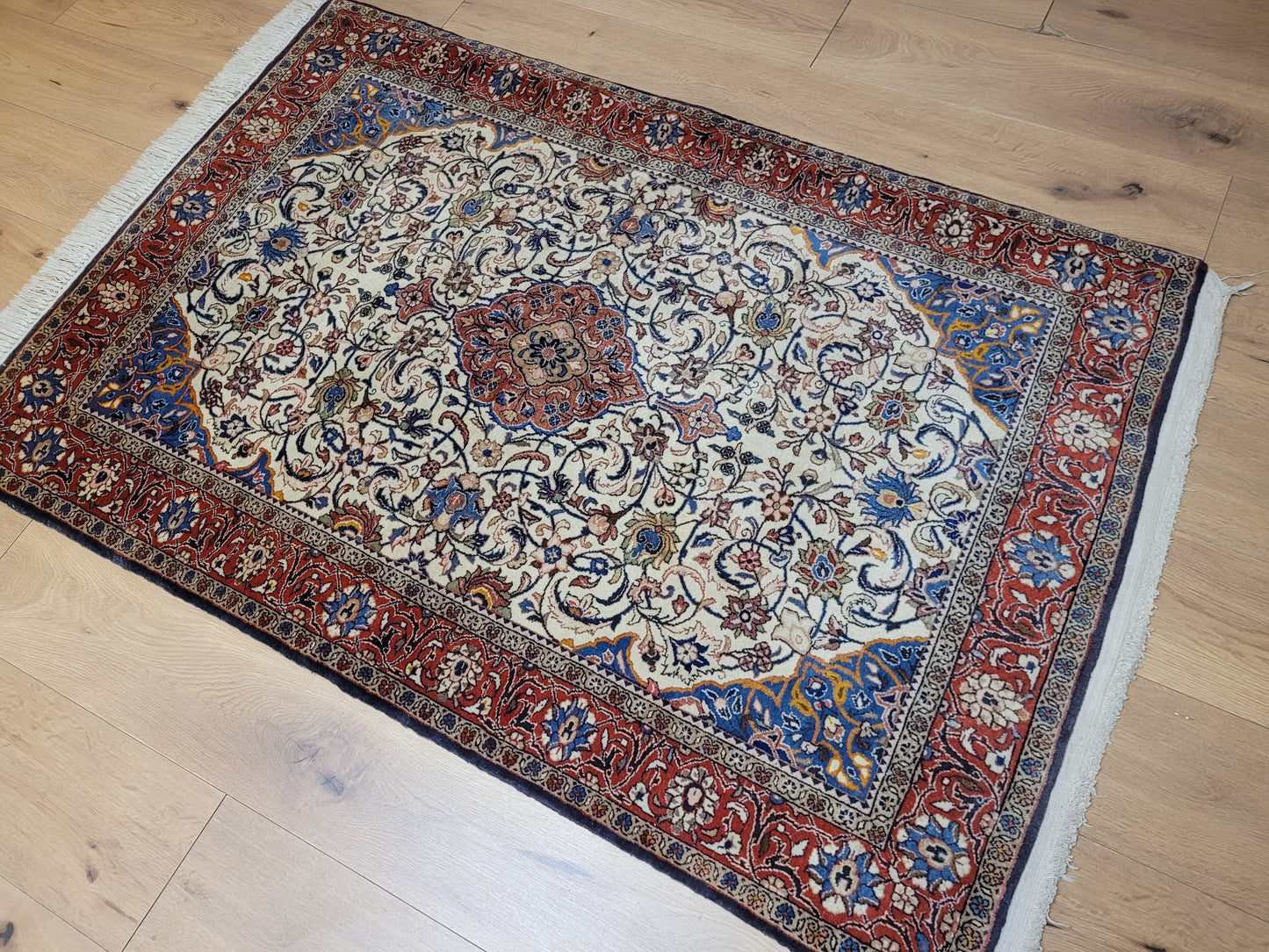Ghom Seidenteppich feine Knüpfung florales Medaillon 155x105 cm