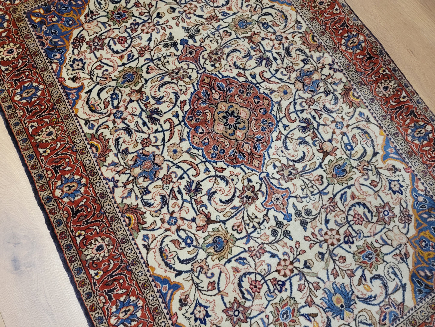 Ghom Seidenteppich feine Knüpfung florales Medaillon 155x105 cm