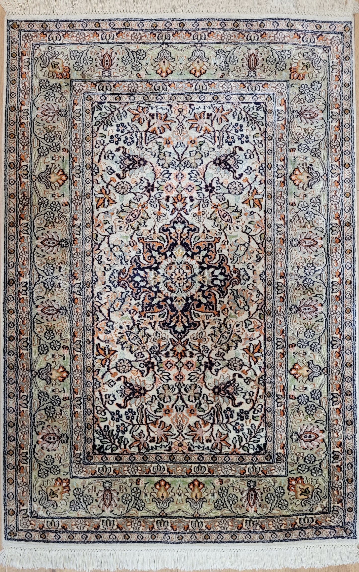 Ghom Seidenteppich feine Knüpfung zartes Blumenmedaillon 120x80 cm