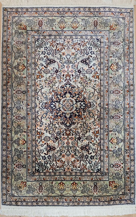 Ghom Seidenteppich feine Knüpfung zartes Blumenmedaillon 120x80 cm